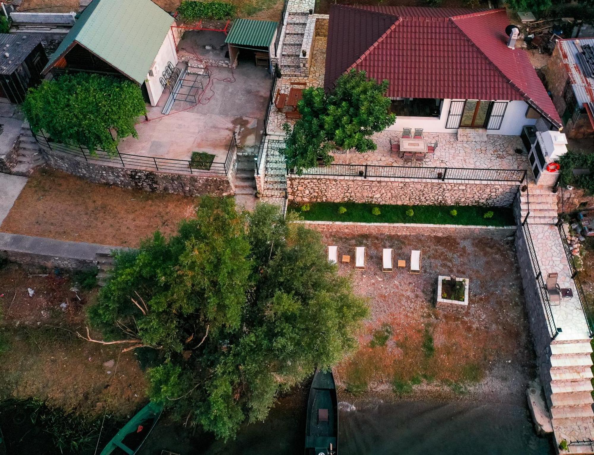 Luxury House Lotos Apartment Golubovci Luaran gambar